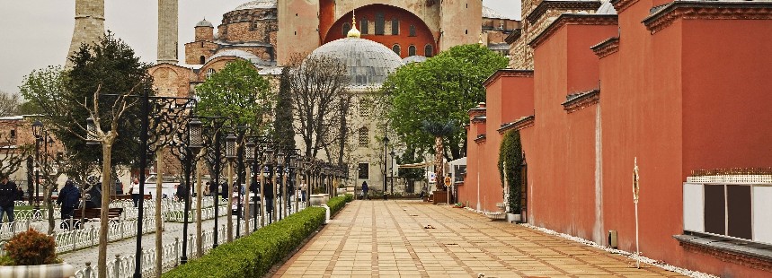 AYASOFYA, YEREBATAN SARNICI VE TOPKAPI SARAYI İLE TARİHİ YARIMADA'NIN İZİNDE