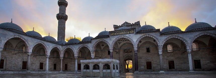 GÜNBATIMINDA DÜNYAYI SEYREDEN KÜLLİYE: SÜLEYMANİYE